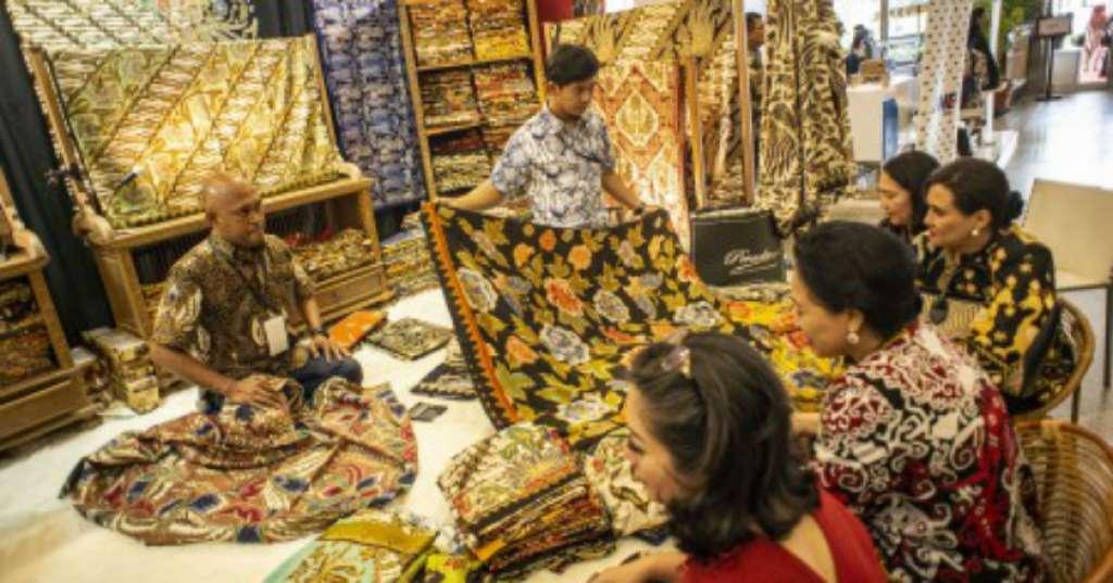 Tolong Dicatat Nih... Salah-salah Pakai Batik ke Kantor Malah Mirip ke Kondangan