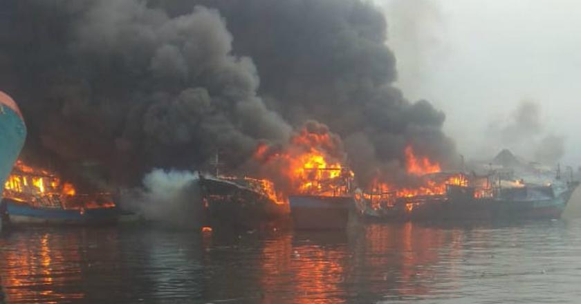 Belasan Kapal Nelayan di Muara Baru Dilalap Api