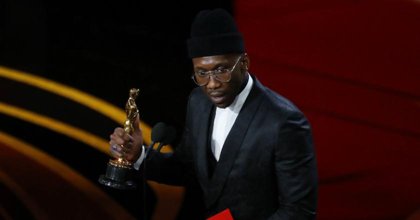 Pemenang Aktor Pendukung Terbaik Ini Sebut Nama Nenek di Panggung Oscar 2019
