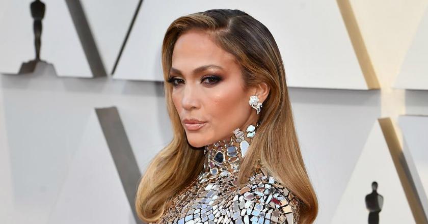 Wow...Silau, Jlo Kenakan Gaun Kaca dengan Bordir Emas di Oscar 2019