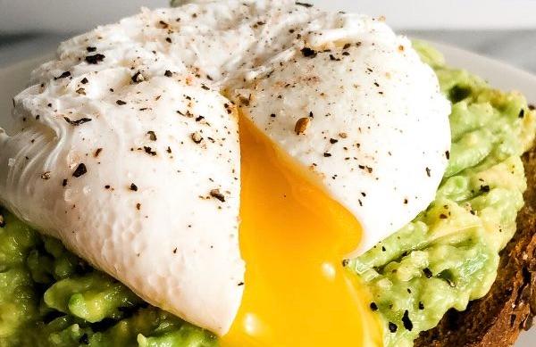Tak Perlu Cuka, Ini Cara Sempurna Membuat Poached Egg