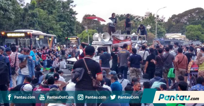 Tolak Permenhub 108, Massa Aliando Unjuk Rasa di Depan Istana Negara