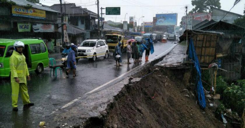 Jalur Puncak Kembali Ditutup Akibat Longsor