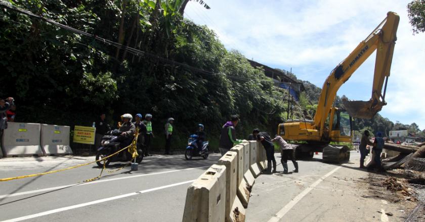 Jelang 'Long Weekend', Jalur Puncak Masih Ditutup Akibat Longsor