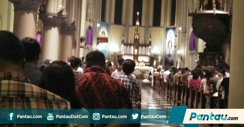 Polisi Berpakaian Preman Siaga Amankan Misa Kamis Putih di Gereja Katedral