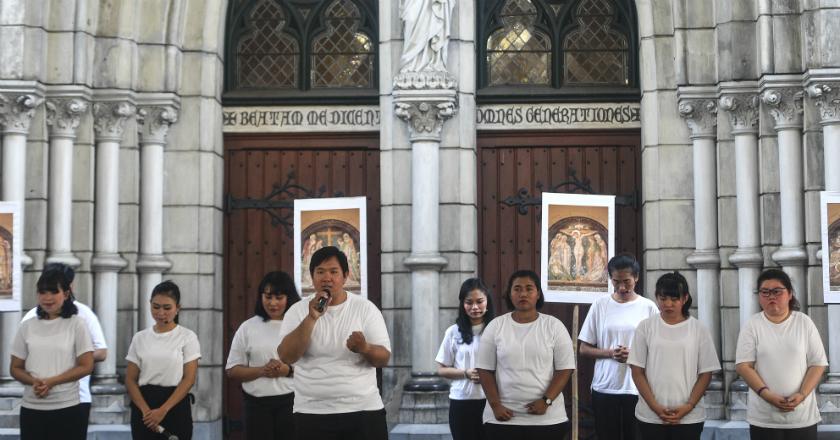 Unsur Kebhinekaan Terselip di Visualisasi Jalan Salib Katedral