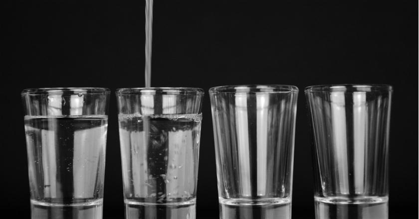 Suka Minum Air Sambil Berdiri? Hati-hati Berbahaya