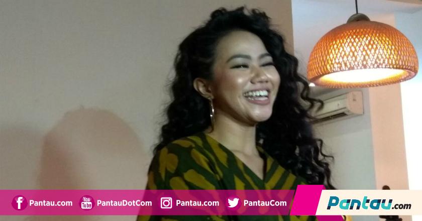 Yura Yunita 'Hempaskan' Rambut Poni Ikoniknya