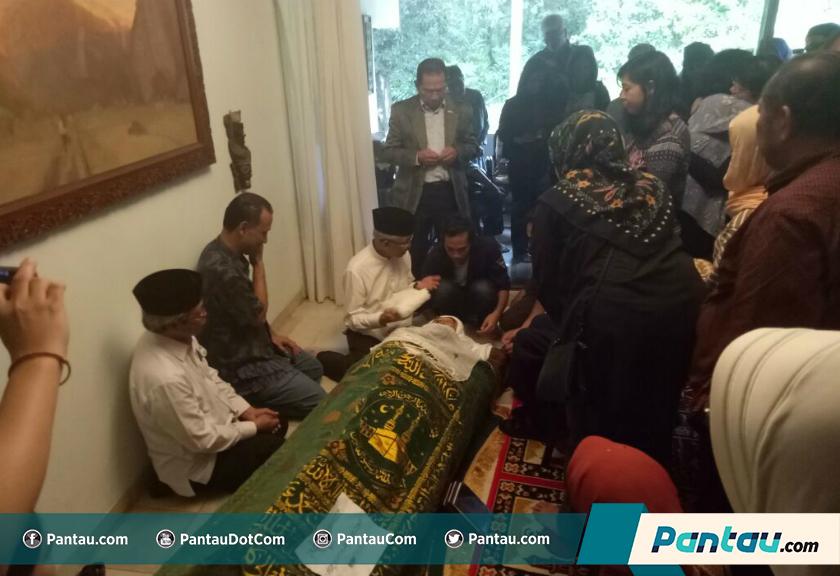 Melayat Daoed Joesoef,  Wapres JK: Beliau Pejuang Pendidikan