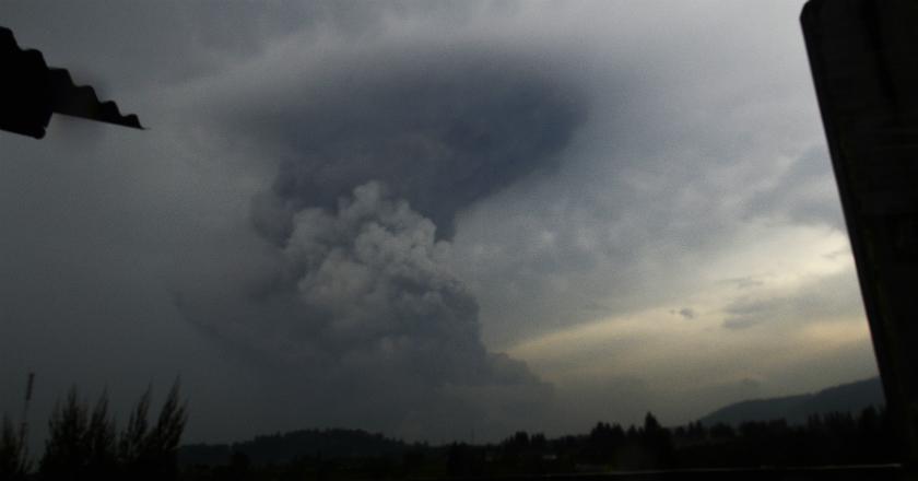 Abu Vulkanik Gunung Sinabung Terbang Hingga ke Aceh