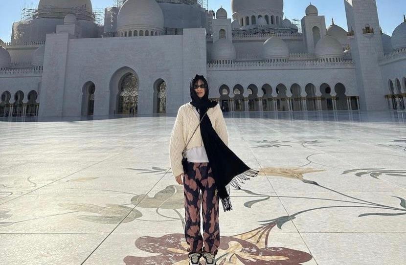 Bikin Pangling! Jennie BLACKPINK Memakai Pasmina Hitam di Masjid Sheikh Zayed