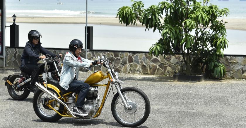 Pantau Foto: Begini Gaya Jokowi Naik Chopper Pakai Jaket Ala 'Dilan'