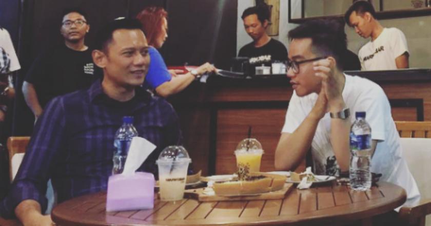 Makin Akrab, AHY dan Gibran Makan Markobar Bareng