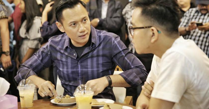 Pantau Foto: Momen Saat Gibran Beri AHY Voucher Gratis  Markobar Seumur Hidup