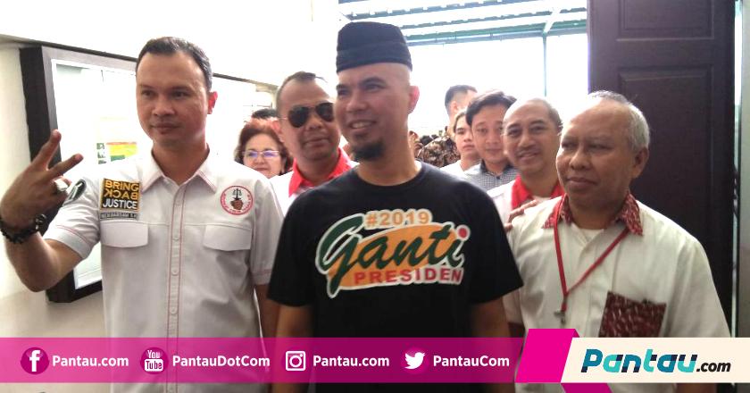 Pantau Foto: Duh, Datang ke PN Jaksel, 'Tulisan' di Kaos Ahmad Dhani Bikin Gagal Fokus
