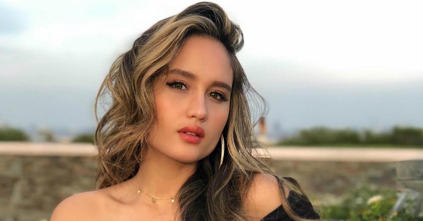 Pantau Foto: Intip Perut 'Kotak-kotak' Cinta Laura, Seksi Banget!