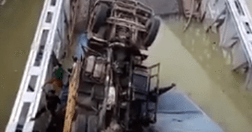 Jembatan Widang Tuban Ambruk, Sejumlah Kendaraan Jatuh ke Sungai