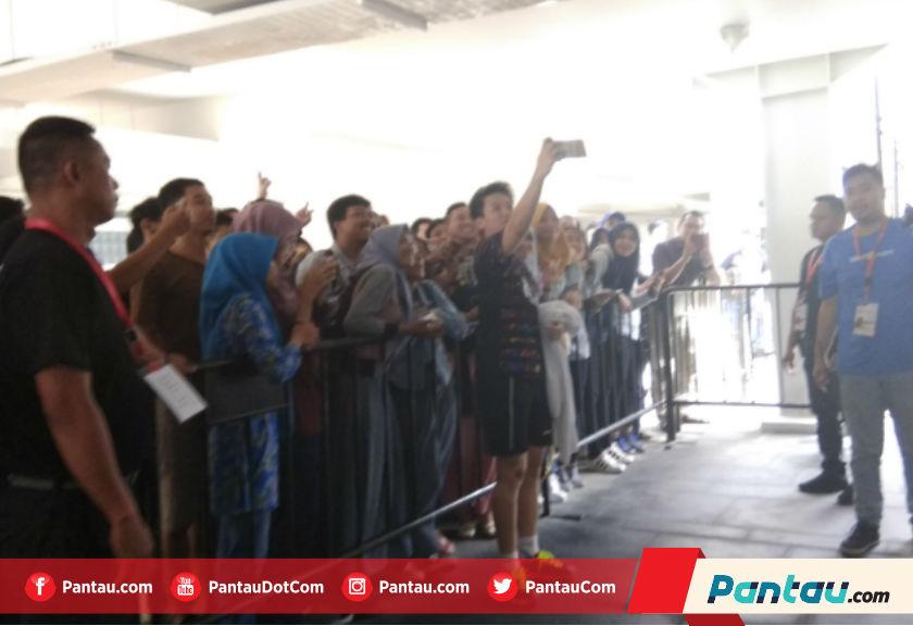 Histerisnya Para Fans Diajak Berswafoto Bareng Liliyana Natsir