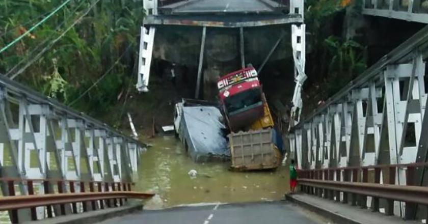 Pantau Foto: Ngeri, 2 Orang Diduga Tewas Akibat Jembatan Ambruk di Tuban