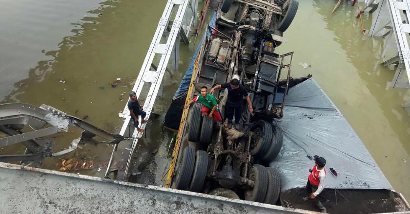 Polisi: Dua Pengemudi Truk Jadi Korban Tewas Jembatan Ambruk