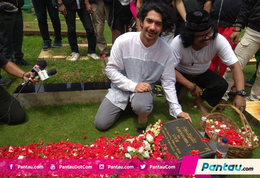 Cerita Reza Rahadian Merinding saat Ziarah ke Makam Benyamin Sueb