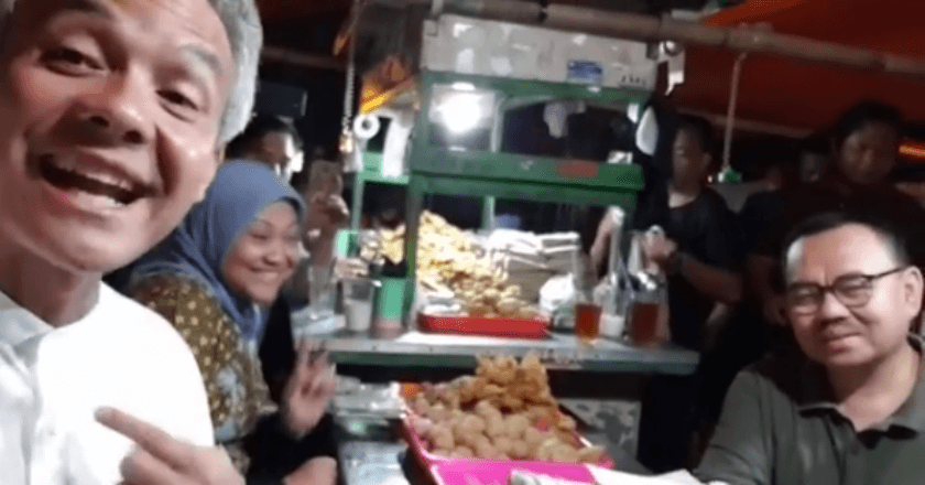 Makan Bareng di Angkringan, Ganjar Pranowo Beri Sudirman Said Kado Ultah