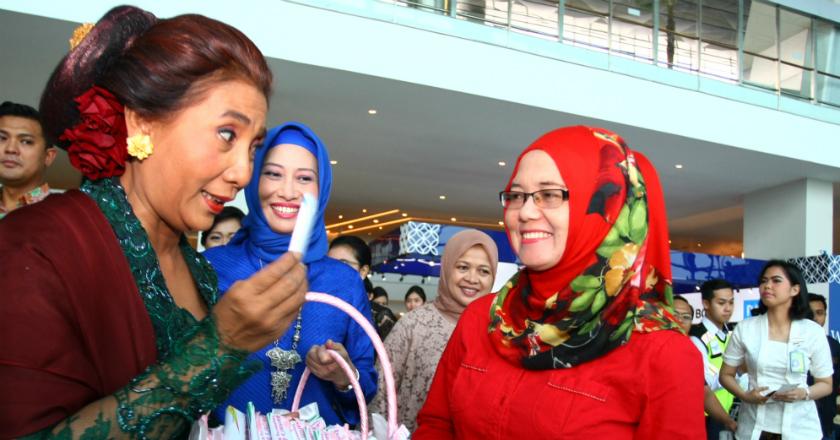 Menteri Susi Tampil Nyentrik Berkebaya di Hari Kartini
