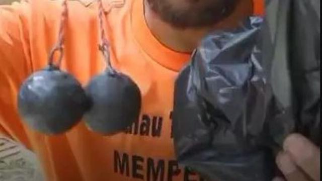 Pria Ini Mengolah Kantong Kresek Jadi Mainan Lato-lato