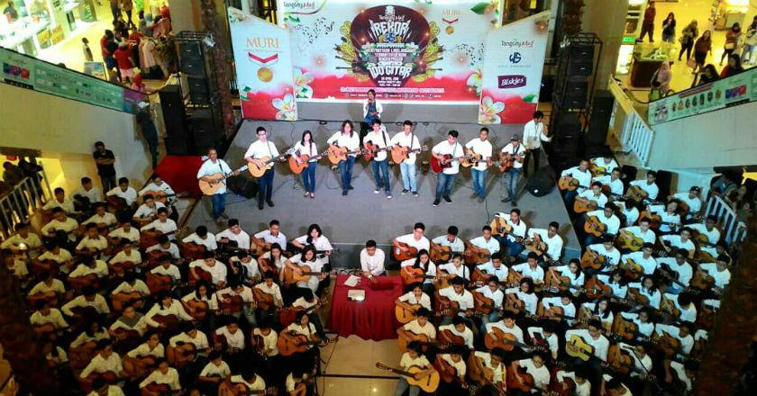 Lakukan Aksi Petikan Gitar dari 107 Gitaris, Tangcity Mall Catat Rekor MURI