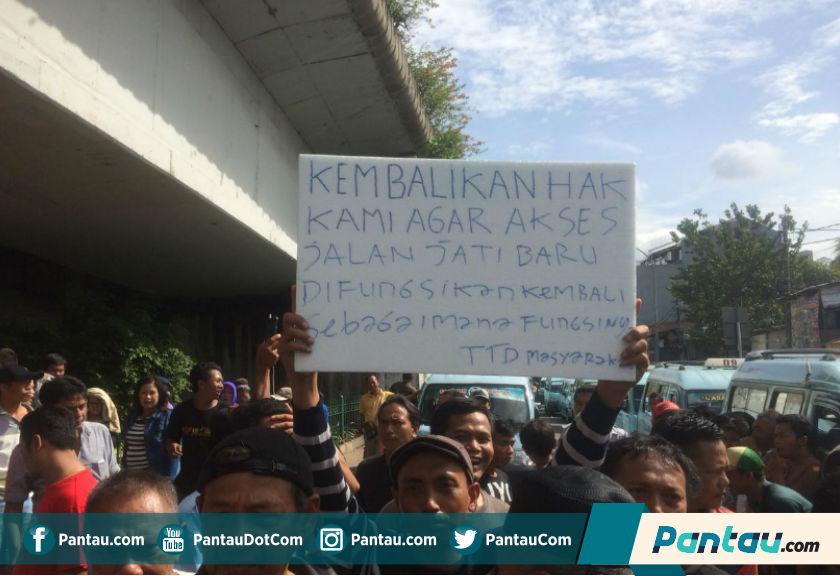 Sopir Angkot kepada Anies Baswedan: Pedagang Jualan di Toko Bukan di Jalan