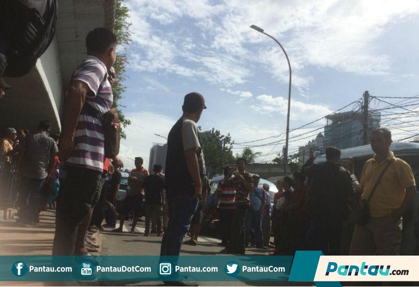 Demo Sopir Angkot Lumpuhkan Jalan di Depan Stasiun Tanah Abang