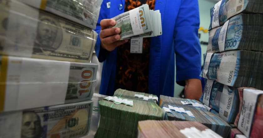 Nilai Tukar Rupiah Terhadap Dolar AS (Kembali) Dekati Rp14 Ribu
