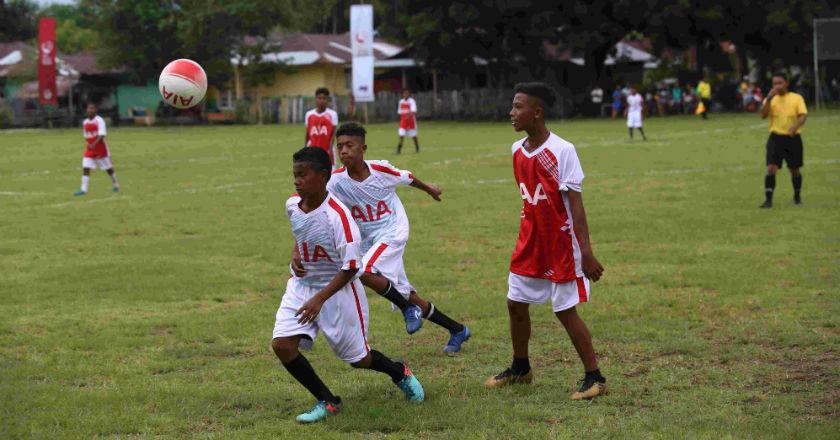 Bangun Sepakbola dan Infrastruktur di Tulehu, AIA Lakukan Coaching Clinic
