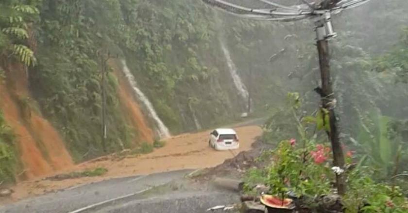 Jalur Selatan Cianjur-Bandung Terputus Akibat Longsor Satu Meter