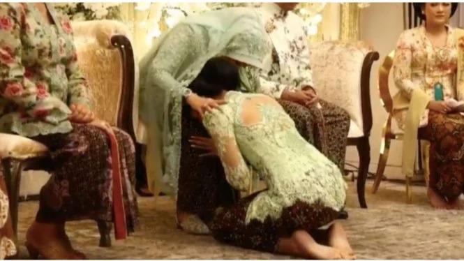 Prosesi Sungkeman Erina Gudono ke Ibu dan Dua Kakaknya Diwarnai Isak Tangis