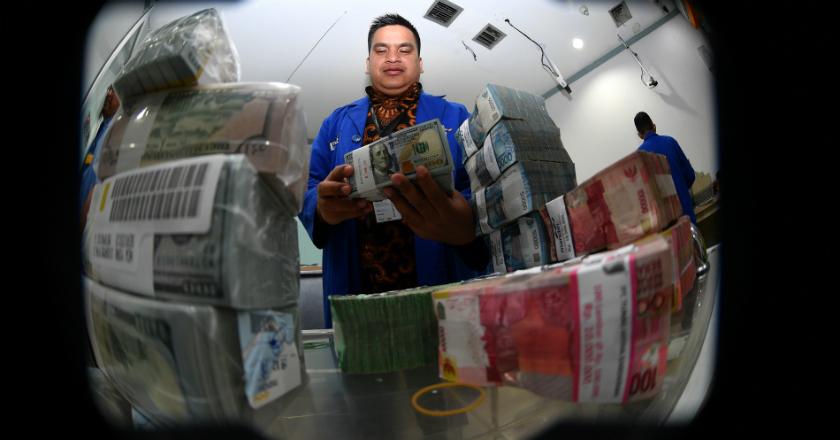 Waspada! Melemah Satu Poin, Rupiah Kini di Angka 13.923
