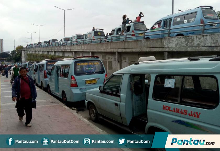 Gagal Negosiasi dengan Kadishub, Sopir Angkot Blokir Jalan Jatibaru