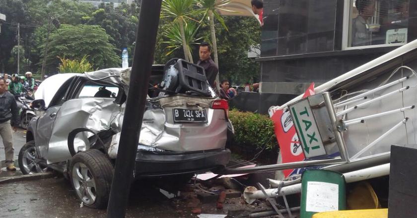 Pantau Video: Detik-detik Mobil Diseruduk Kopaja di Rasuna Said Jakarta
