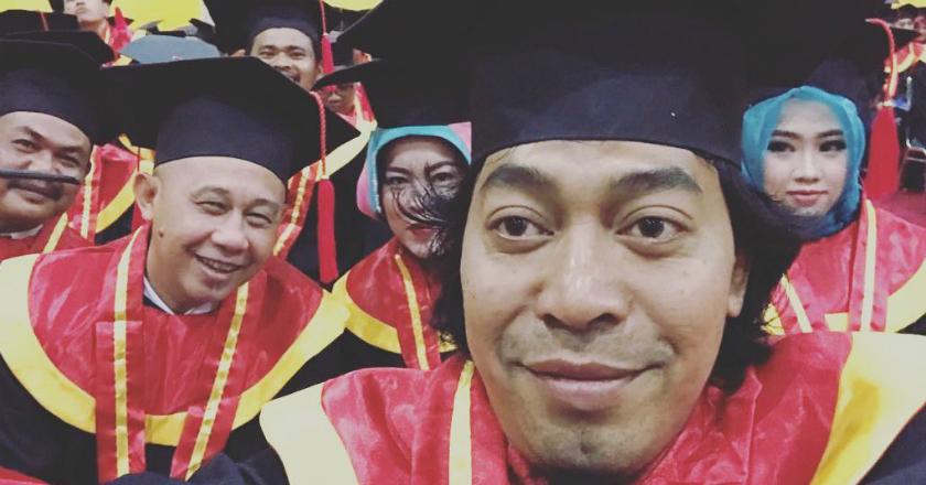 Pantau Foto: Congrats, Serunya Komeng saat Diwisuda S-1