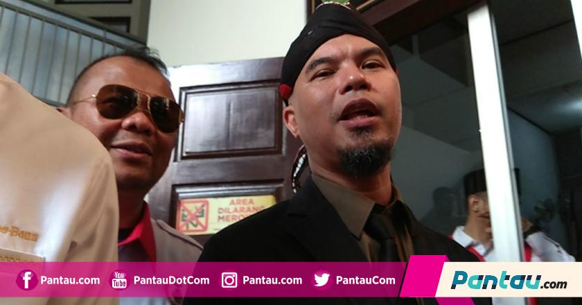 Pakai Jas dan Blangkon di Sidang, Ahmad Dhani Ungkap Makna Gaya Busananya