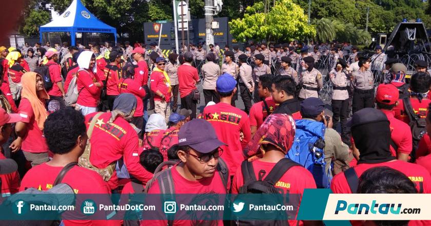Ratusan Buruh Mulai Padati Patung Kuda Jakarta
