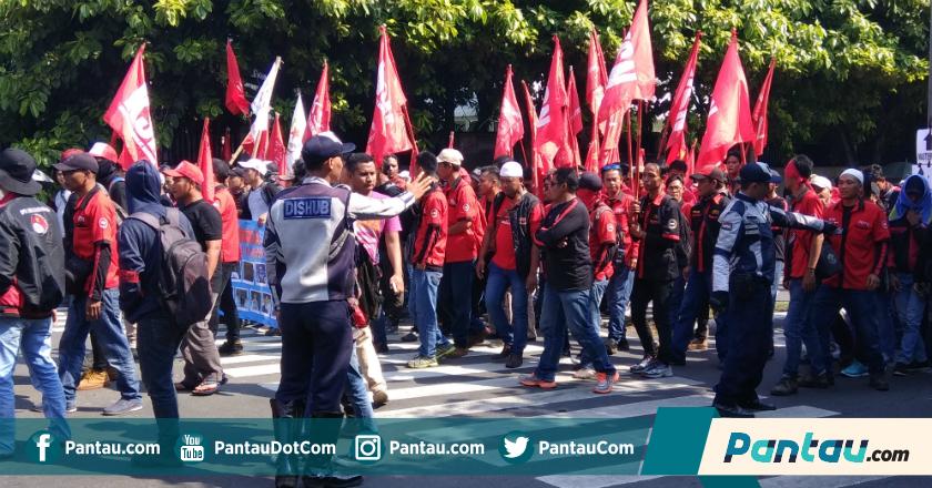 Massa Buruh Padati Imam Bonjol, Lalin ke Bundaran HI Ditutup