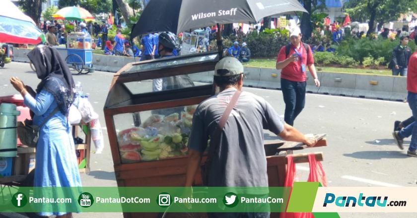 Untung Besar di Hari Buruh, Pedagang: Kalau Ada Demo Gini Alhamdulillah