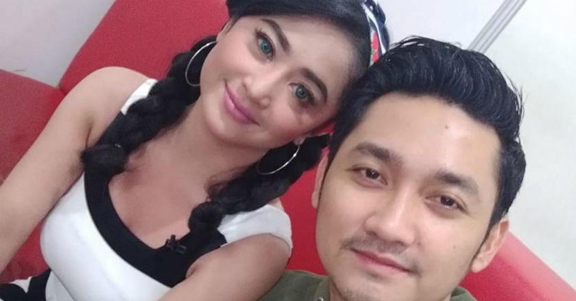 Heboh Foto Mesra Dewi Perssik dan Suami, Begini Posenya...