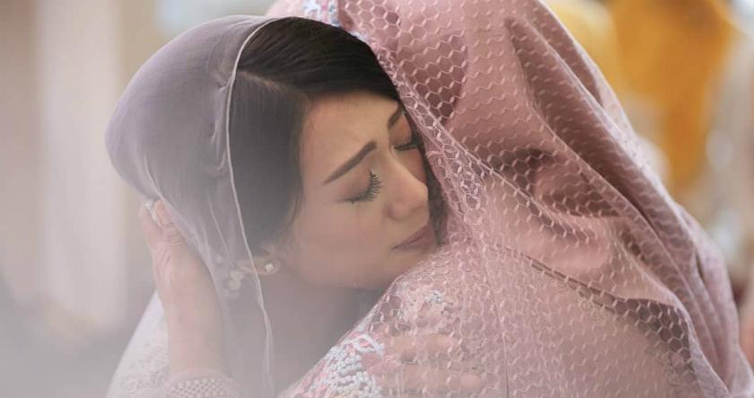 Calon Istri Raditya Dika 'Banjir' Air Mata saat Minta Izin Menikah ke Orangtua