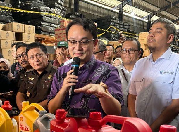 Nah, loh! Kemendag Temukan Oli ilegal Rp16,5 Miliar di Tangerang