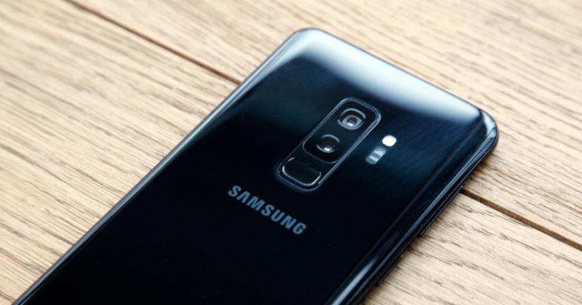 Smartphone Layar Lipat Samsung Bakal Dirilis Tahun Depan?