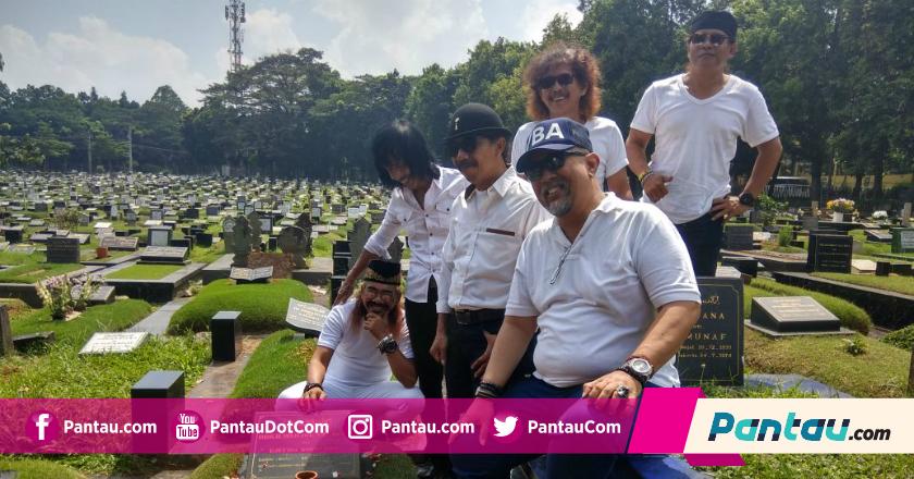 Indro Warkop Jaga Silaturahmi Ziarah ke Makam Almarhum Dono