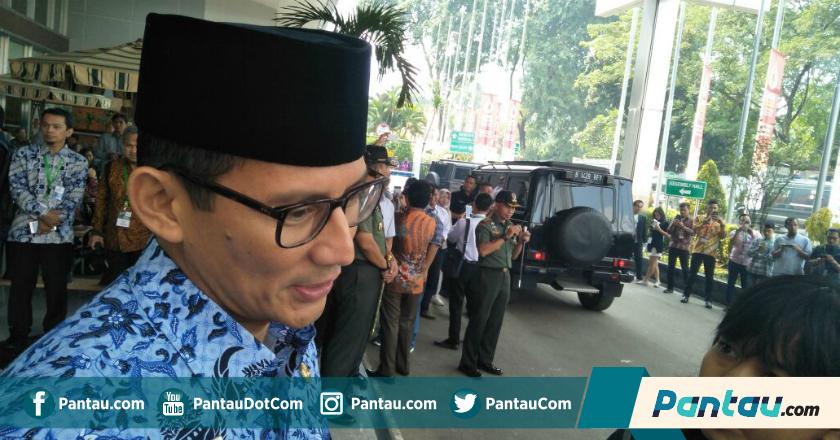 Relawan Jokowi Senam di Tugu Proklamasi, Sandiaga: Tidak Boleh!