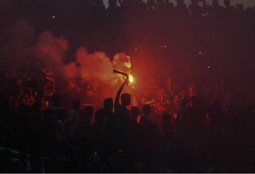 Fans Nyalakan Flare, Persebaya Ketiban Sial